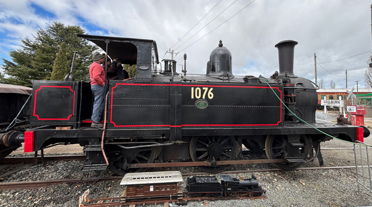 A person standing on the side of a train

AI-generated content may be incorrect.