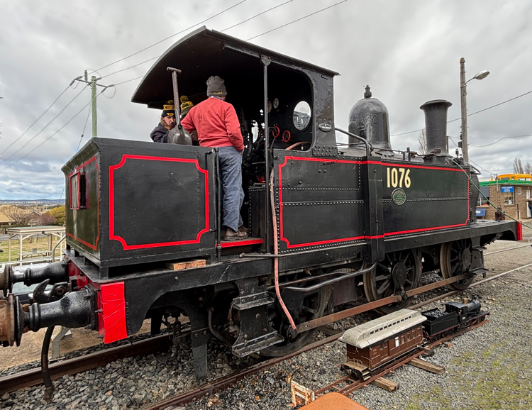 A train on the tracks

AI-generated content may be incorrect.