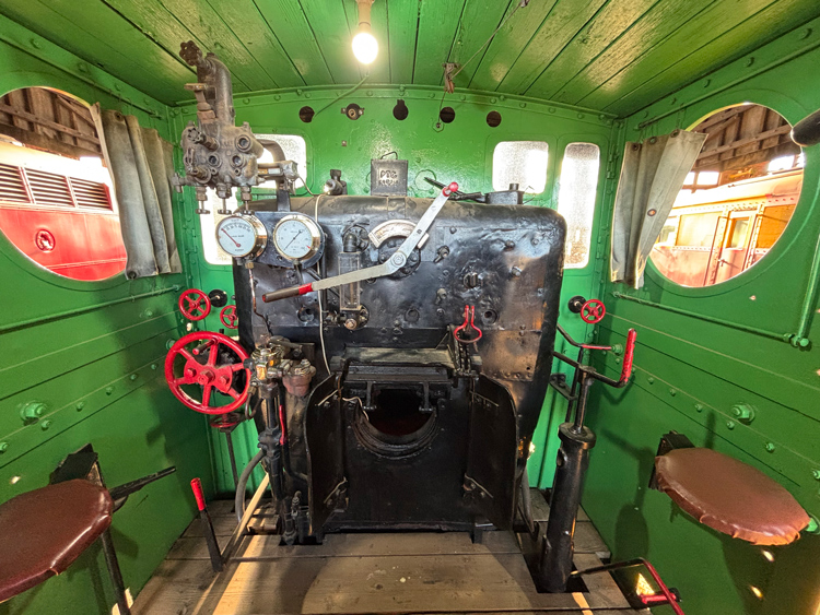 A green and black machine

AI-generated content may be incorrect.