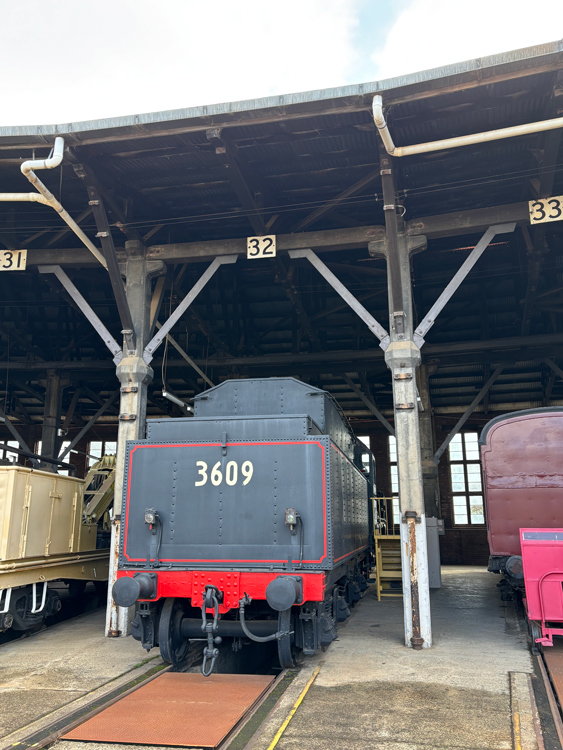 A train in a shed

AI-generated content may be incorrect.