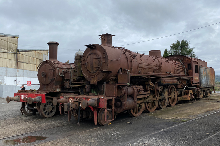 A rusty train on tracks

AI-generated content may be incorrect.